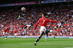  巴黎圣日耳曼主场大胜领跑积分榜  