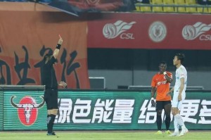  热刺绝平进球引争议，VAR判定越位在先无效  